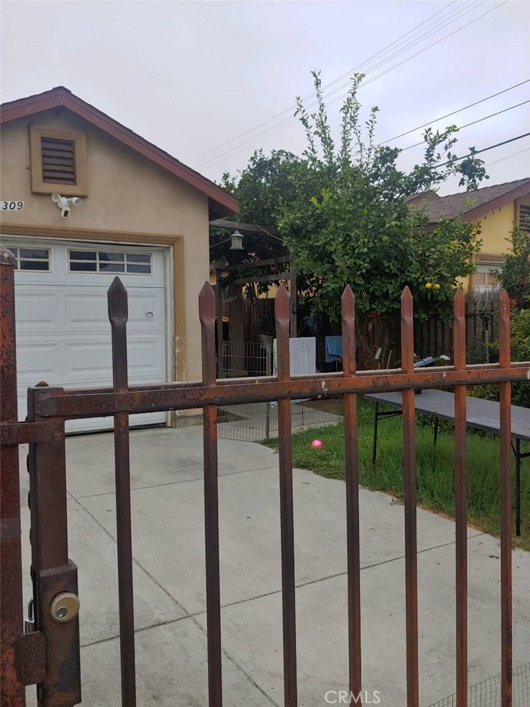 a view of a house with backyard and deck