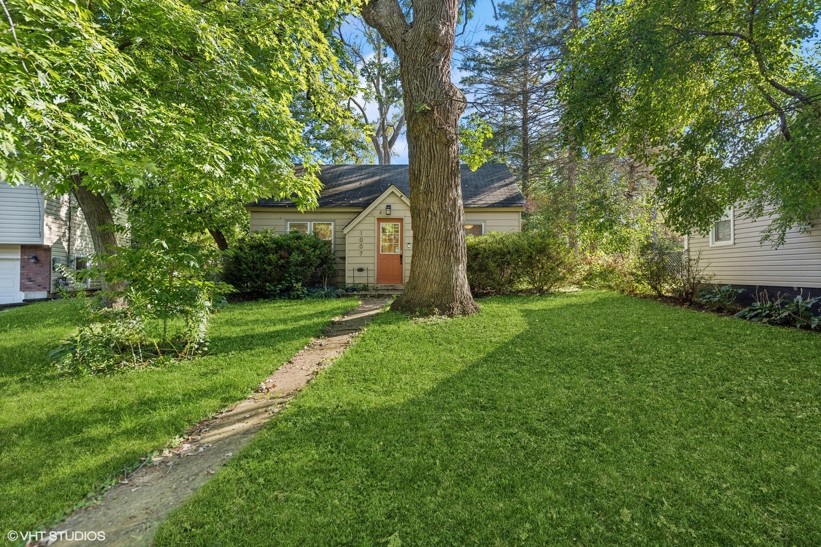 a view of a house with yard and tree s