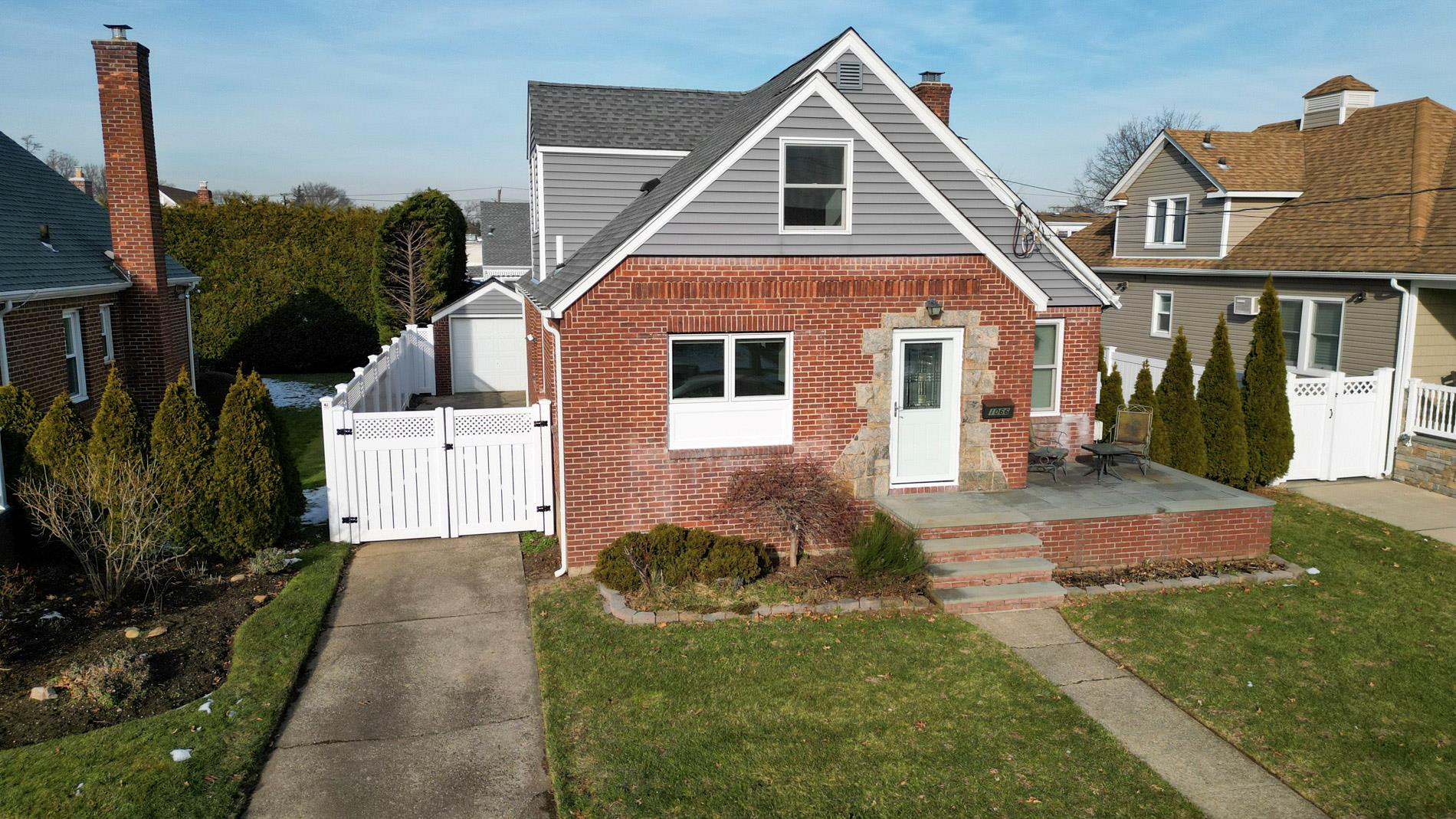 View of front facade featuring a front yard