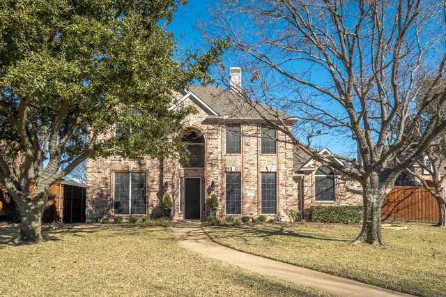 $890,000 | 978 Village Parkway | Coppell