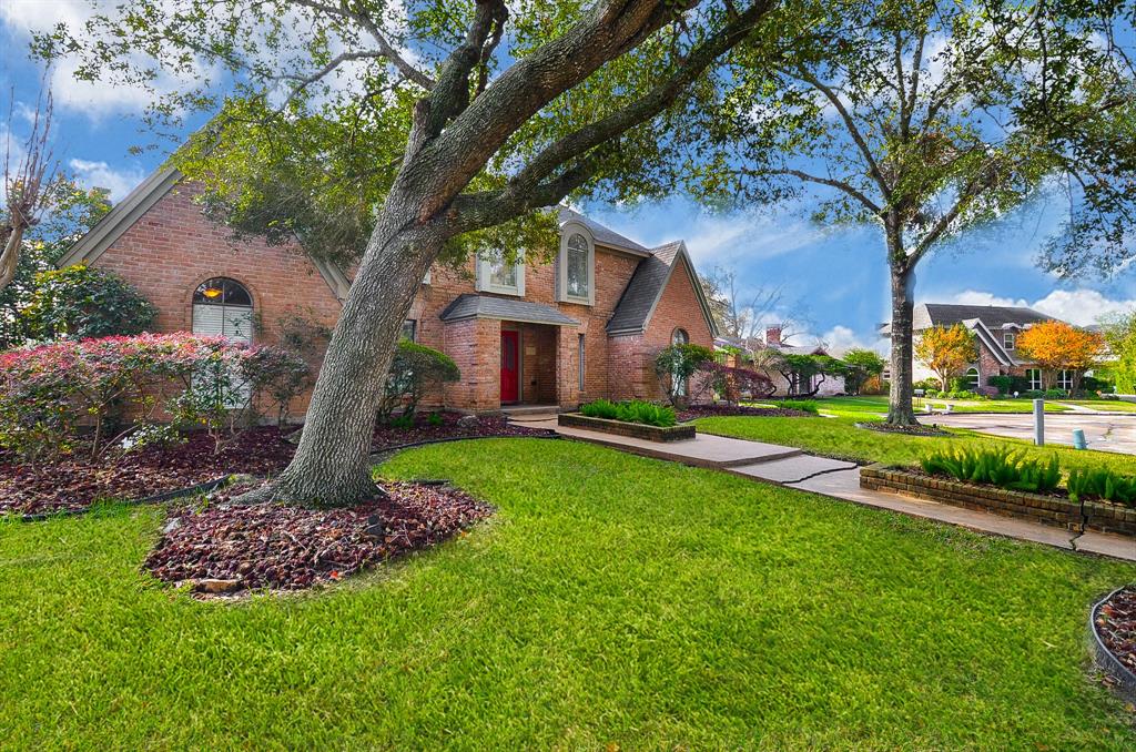 Located on a low-traffic street in the beautiful golfcourse community of Quail Valley.  Great access to the Ft Bend Pkwy.