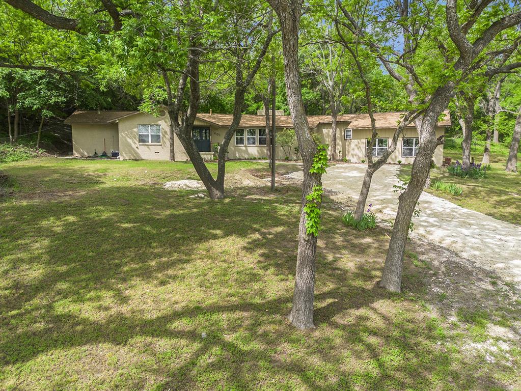 a view of a backyard