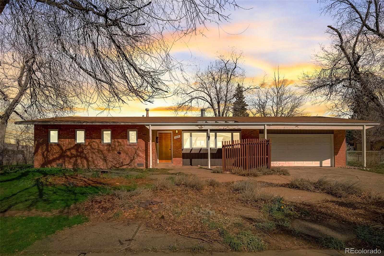 a house view with backyard space