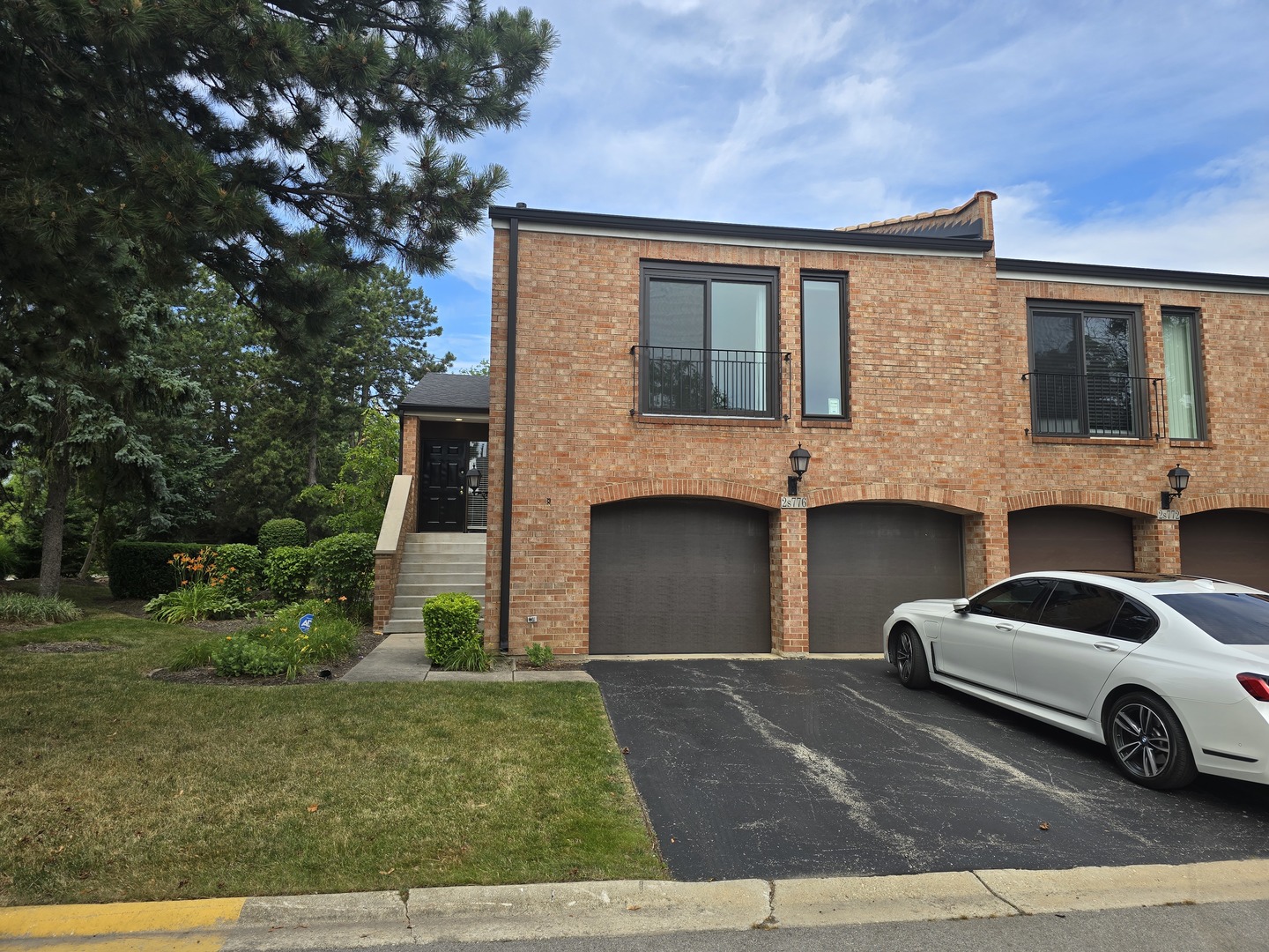 a view of front a house with a yard