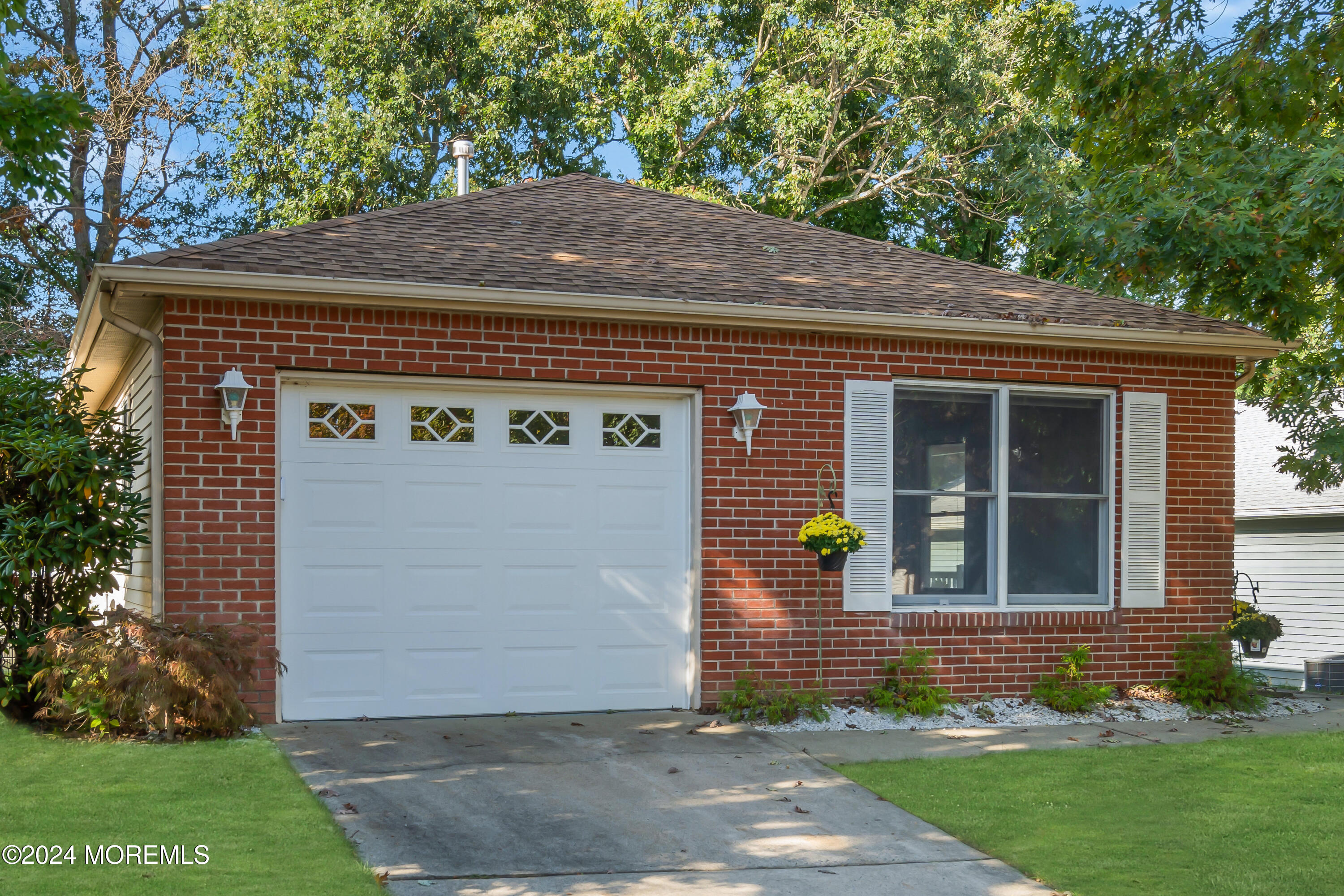 a front view of house with yard