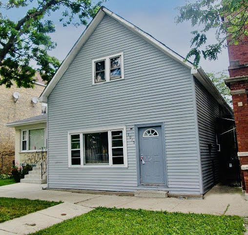 a view of house with a yard