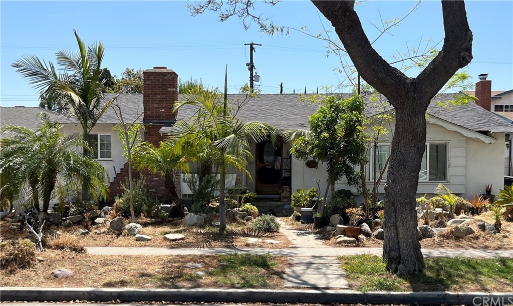 a view of a house with backyard of the house