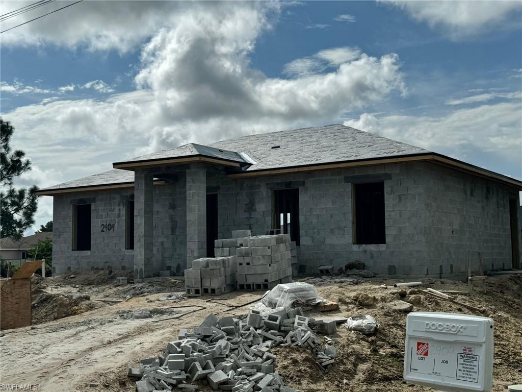 a view of a house with a yard