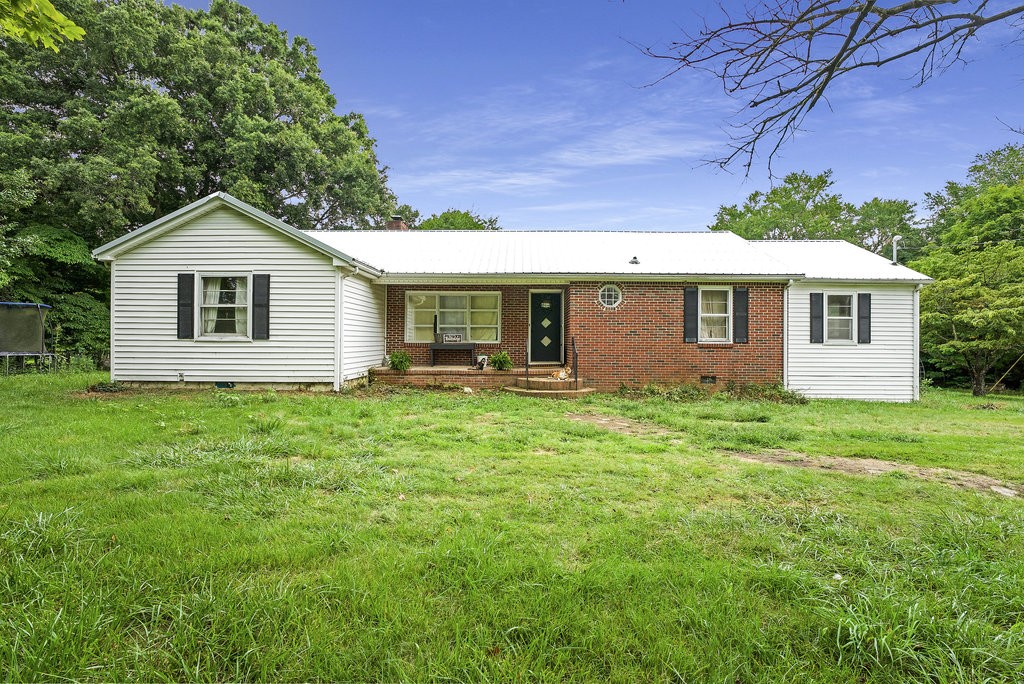 a view of a house with a backyard