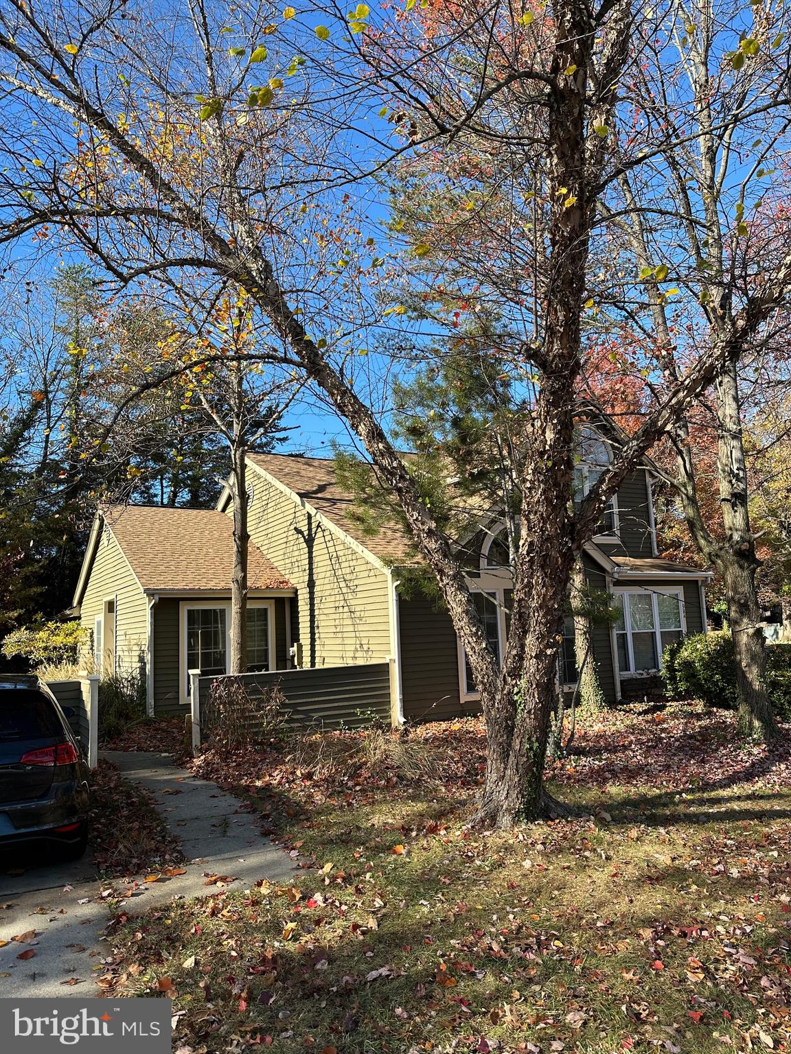 a view of a yard in front of a house