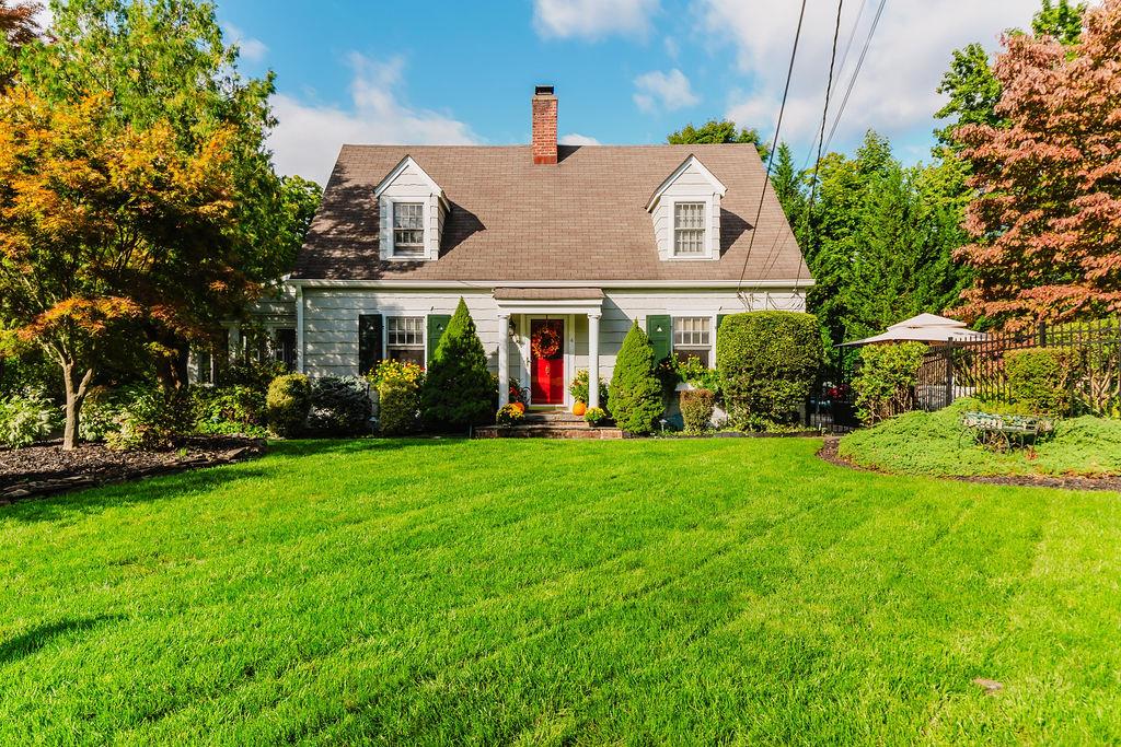 a view of an house with backyard and garden