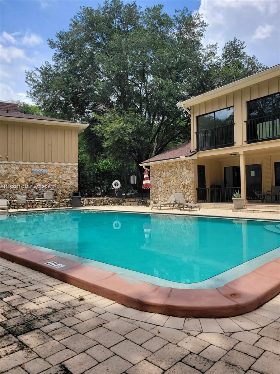 a view of a house with backyard