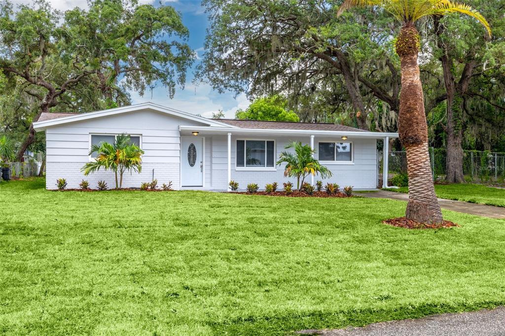 a view of a house with backyard and a garden