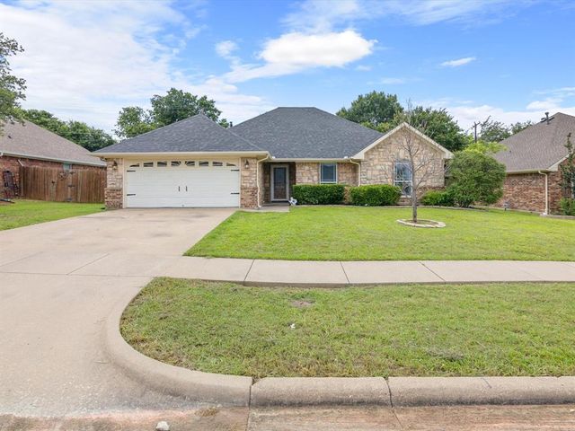 $317,500 | 809 Oakmont Drive | Ennis