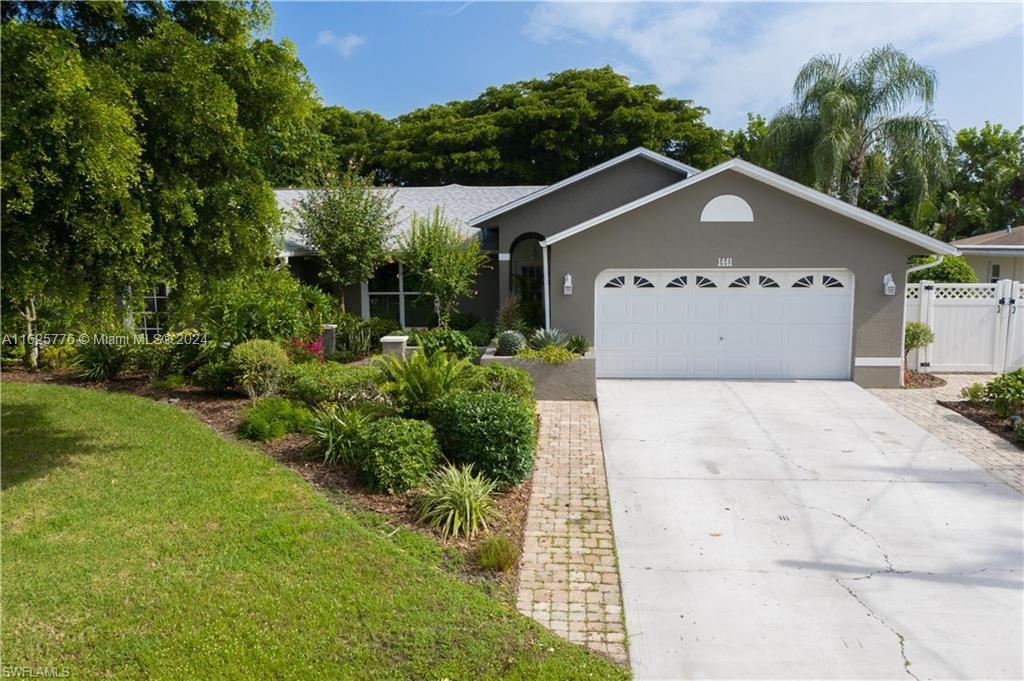 a view of a front of house with a yard