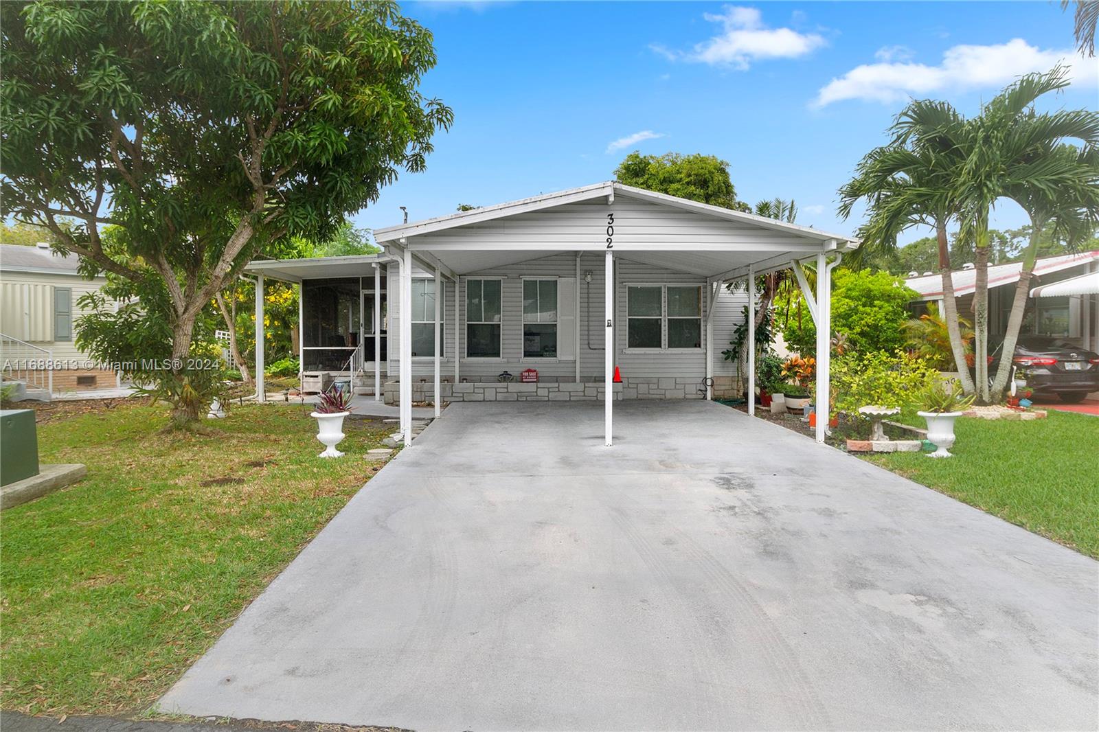 a view of a house with yard and porch