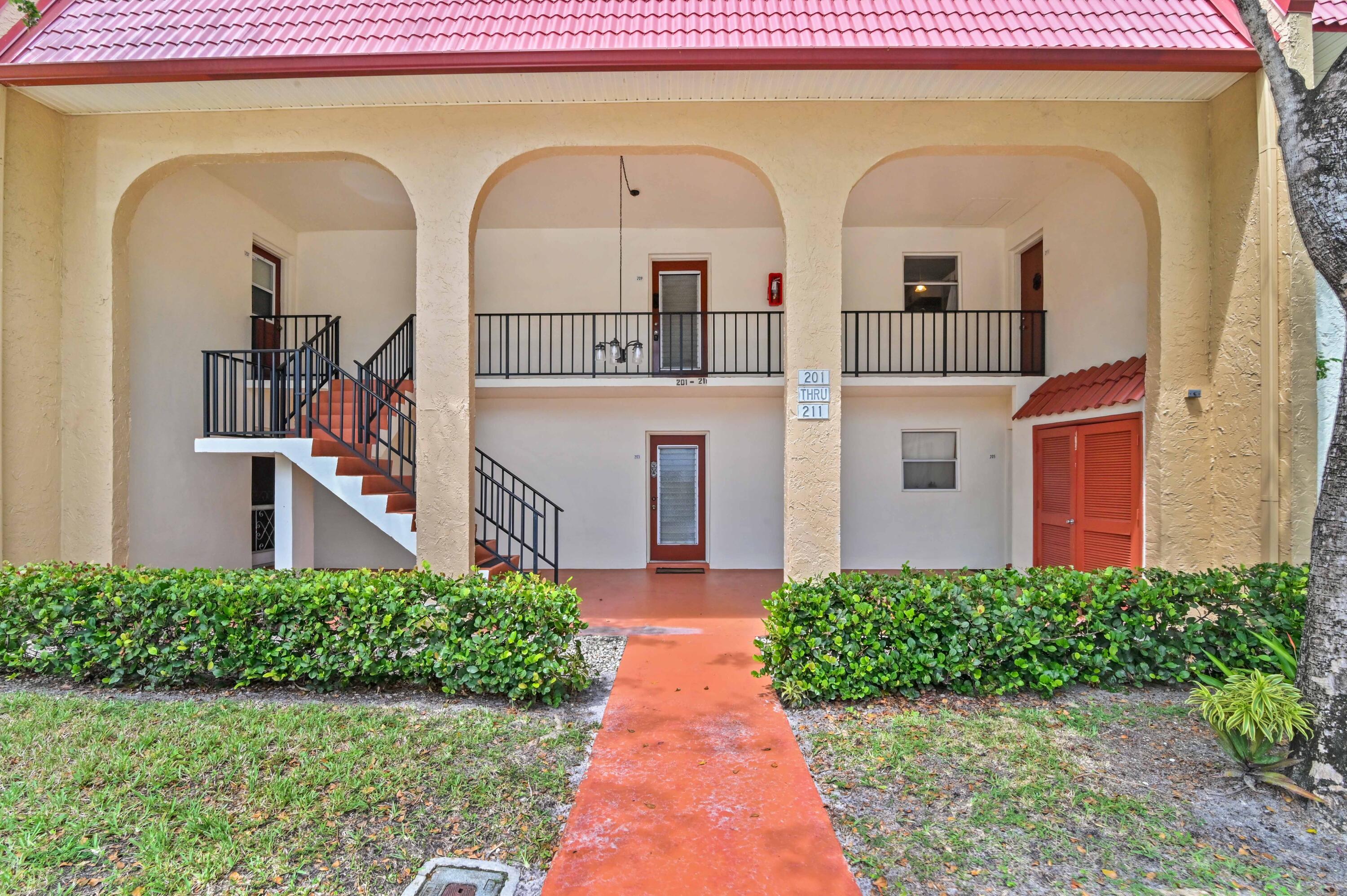 a view of entryway with garden