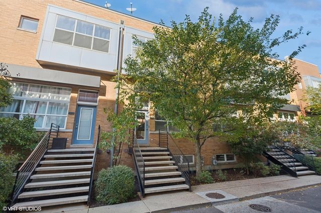 $675,000 | 1811 North Rockwell Street, Unit C | Logan Square