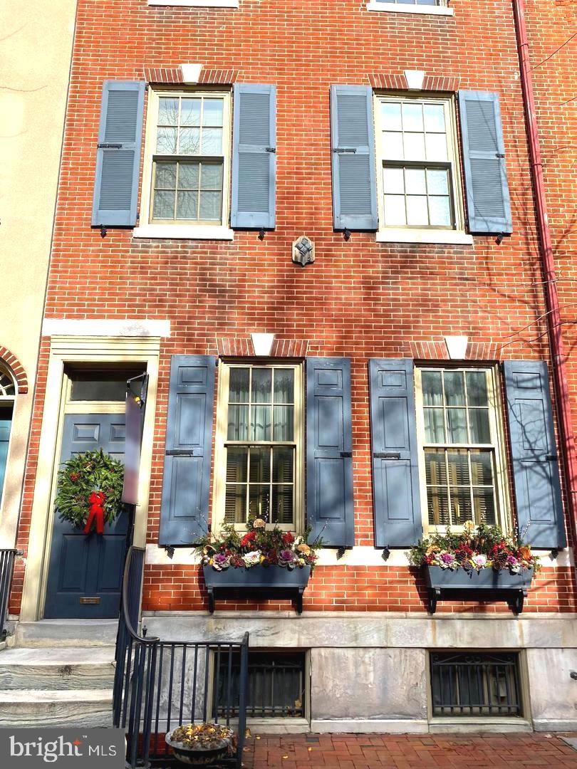 a table and chairs in front of a building