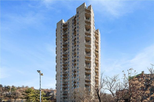 $2,450 | 1 Glenwood Avenue, Unit 24J | Woodstock Manor