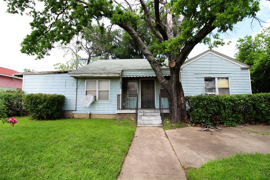 a view of a house with a yard