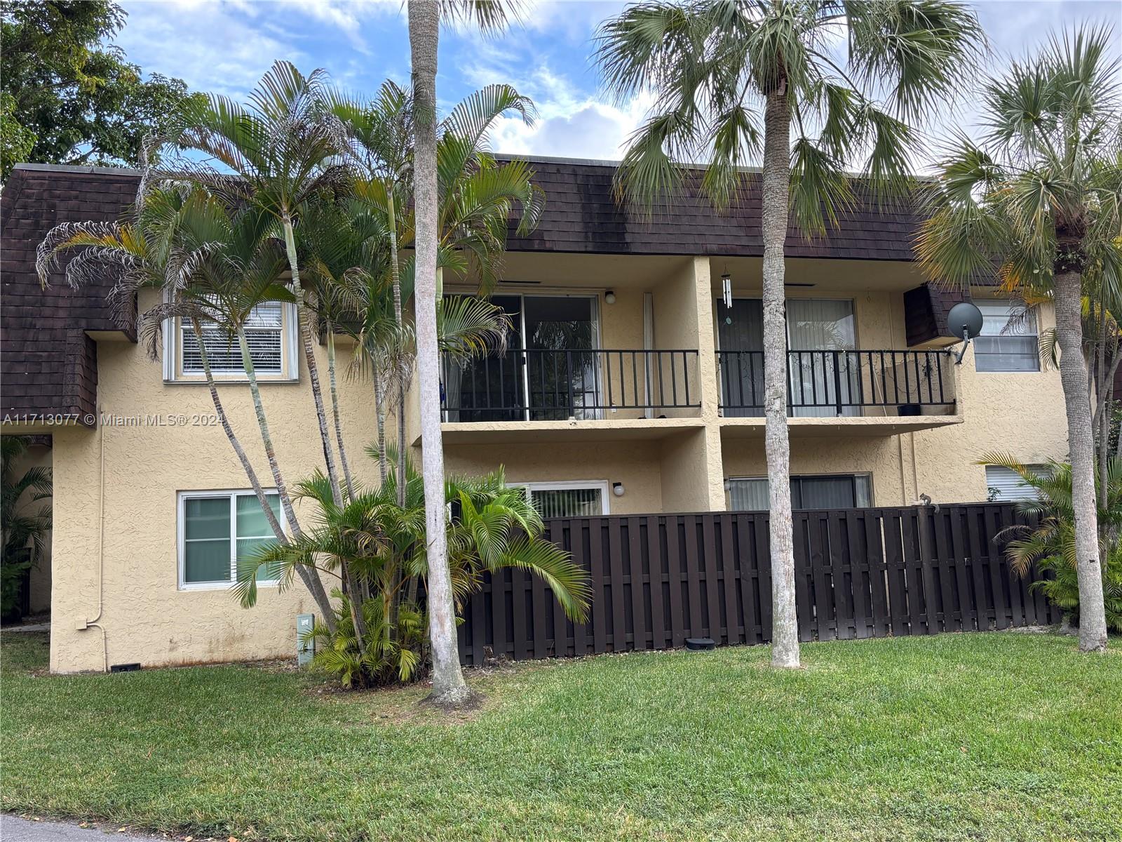 a view of front of a house with a yard