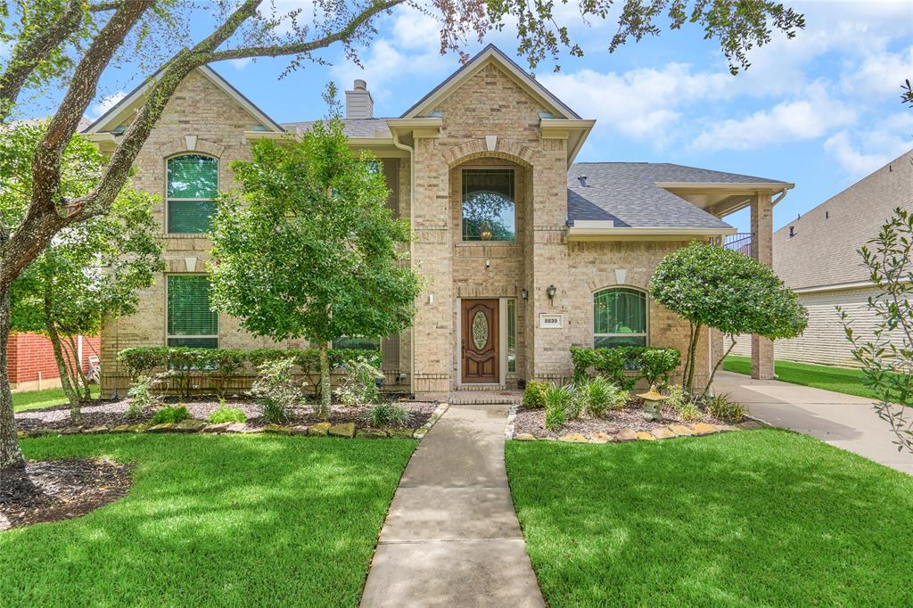 Welcome to 8839 Ballinger in the beautiful and well established community of Willowbridge in Houston, Texas!