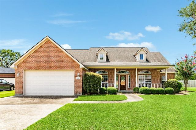 $414,900 | 1111 Spreading Oaks Drive | Angleton