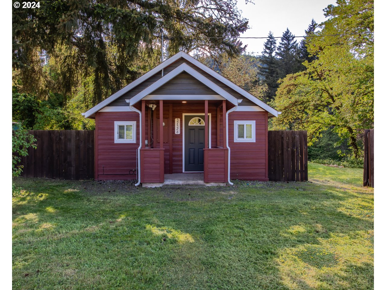 a view of a house with backyard