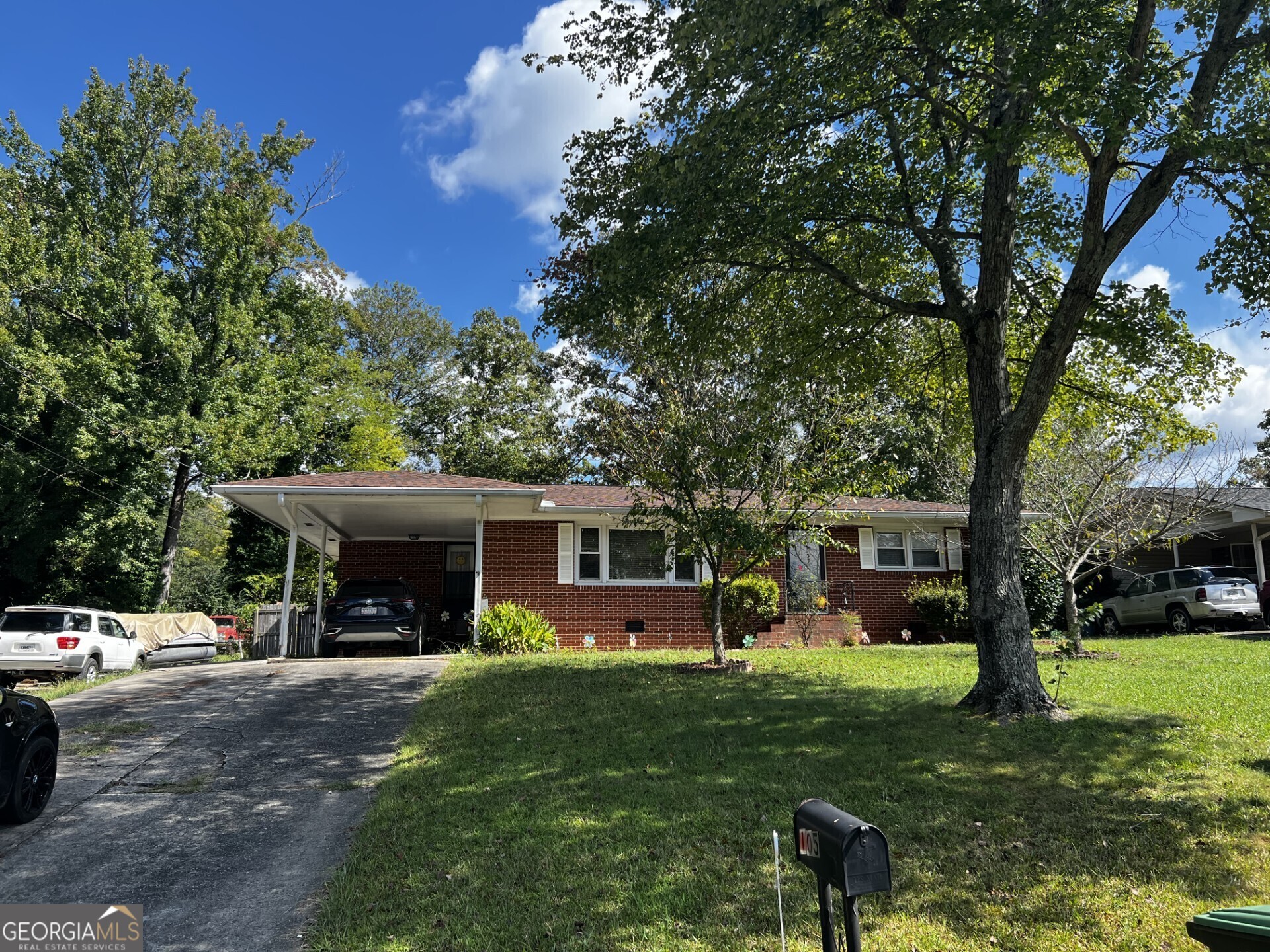 a view of a house with backyard and a tree