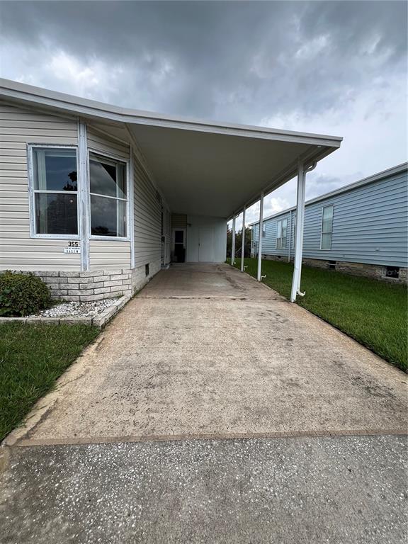 a view of an house with backyard porch and garden