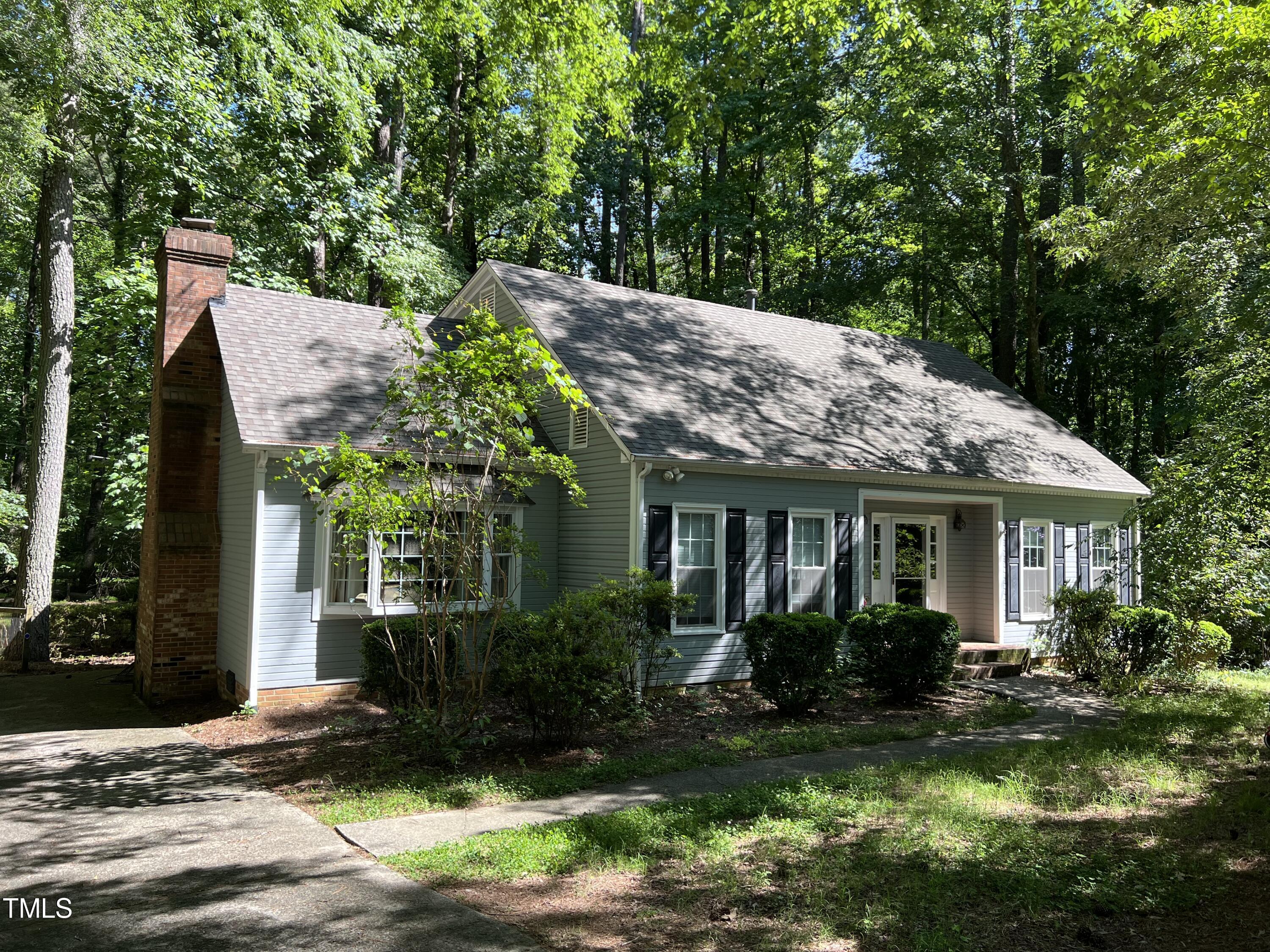 a view of a house with yard and plants