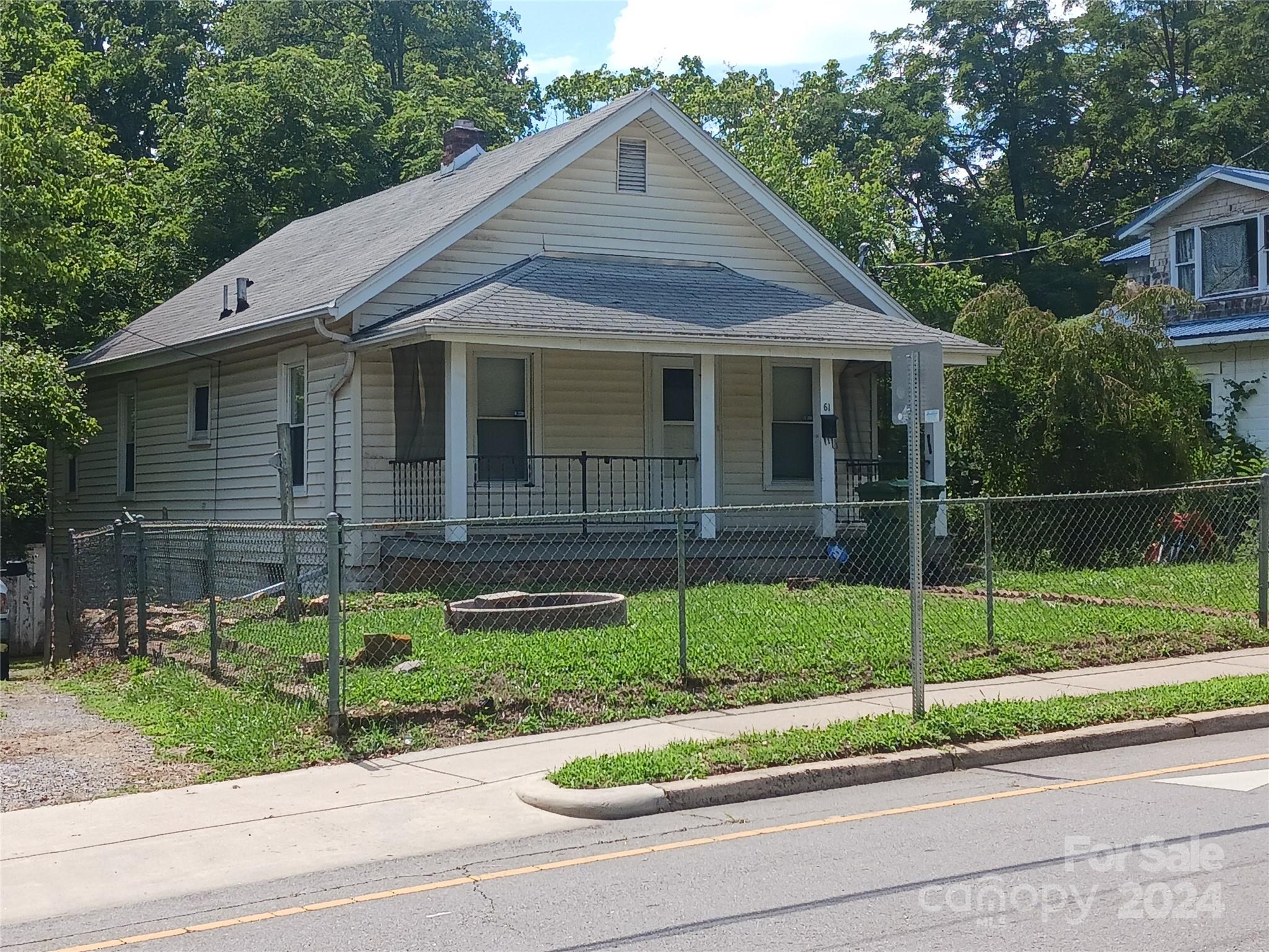 a view of a house with a yard and plants