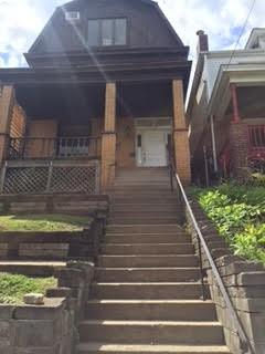 a view of entryway with a front door