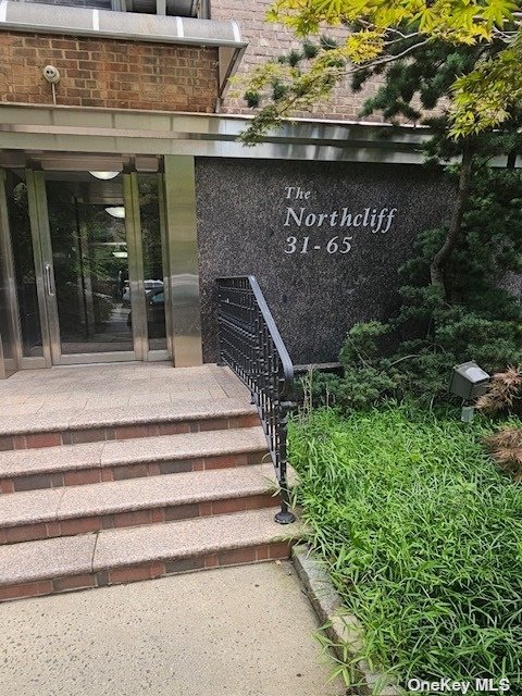 a view of entryway with a fountain