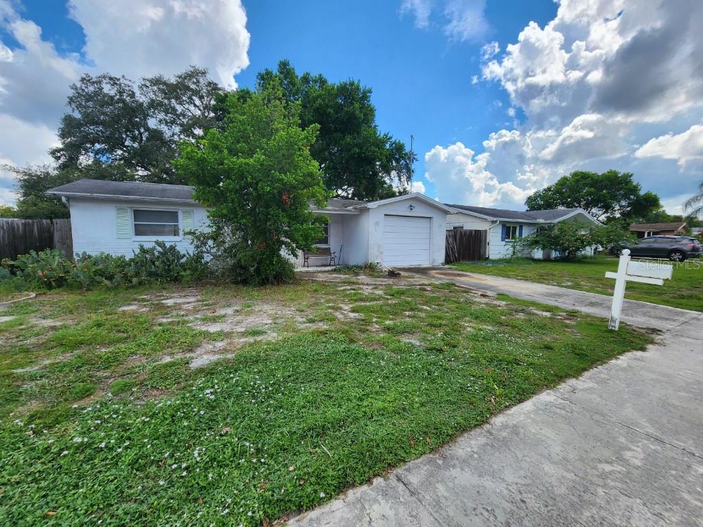 a view of a house with a yard