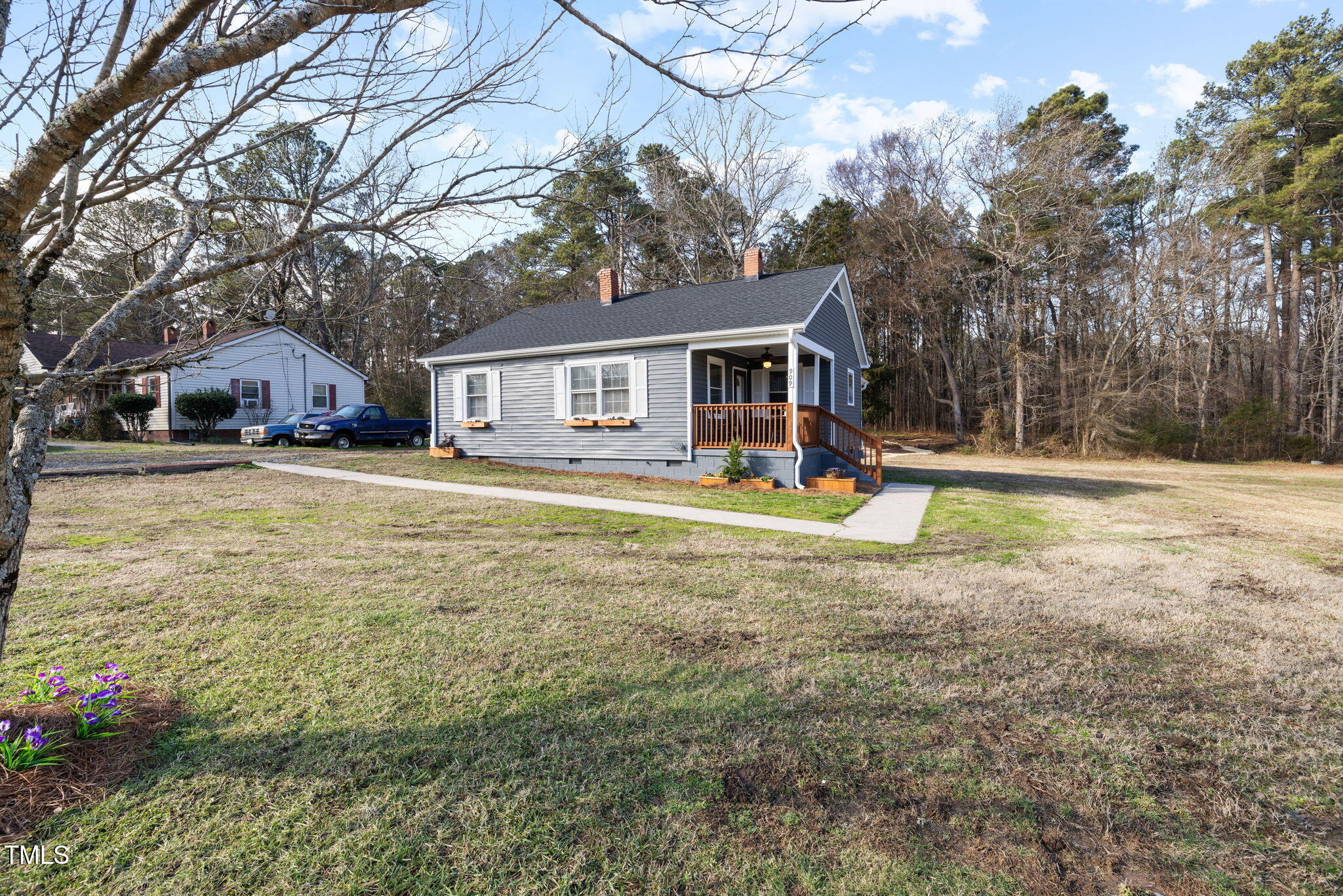 a view of a house with a yard