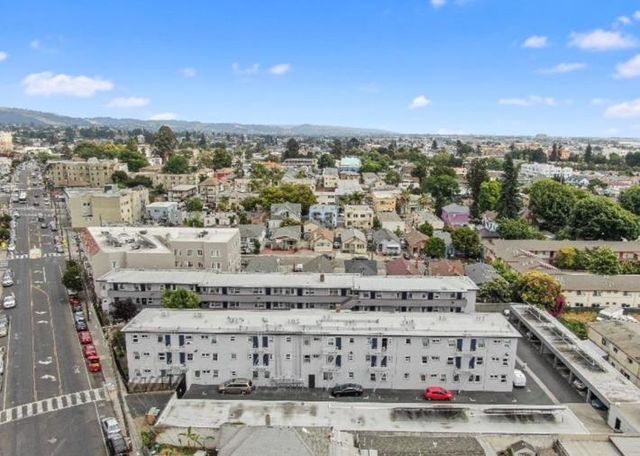 $11,501,000 | 2555 Foothill Boulevard | Oak Tree