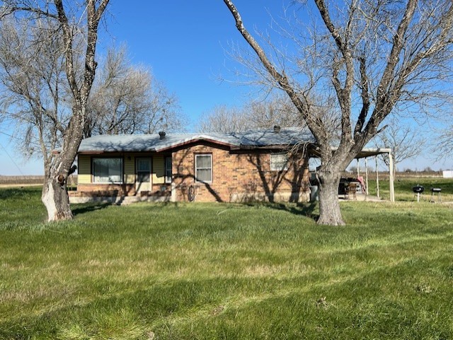 a view of a house with backyard