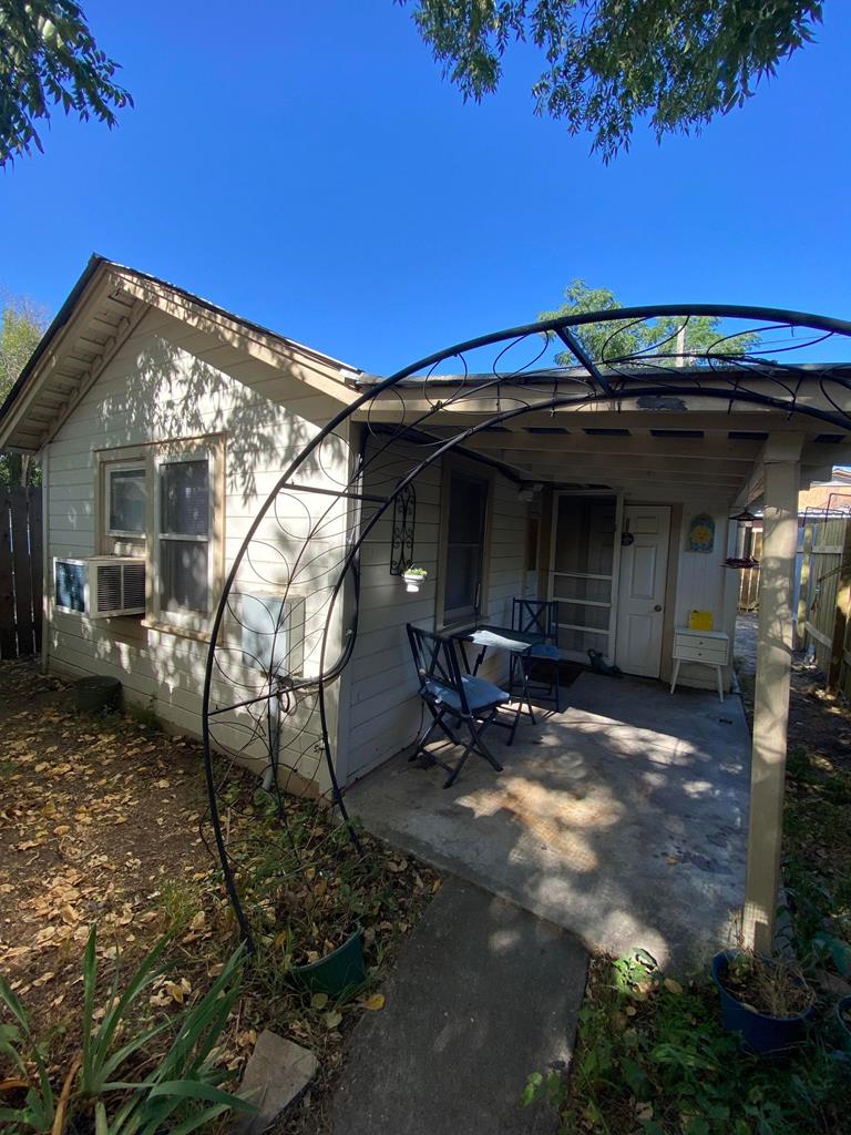 a view of house with backyard space and porch