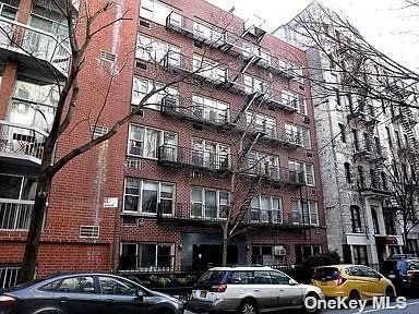 $3,400 | 180 Thompson Street, Unit 2D | Greenwich Village