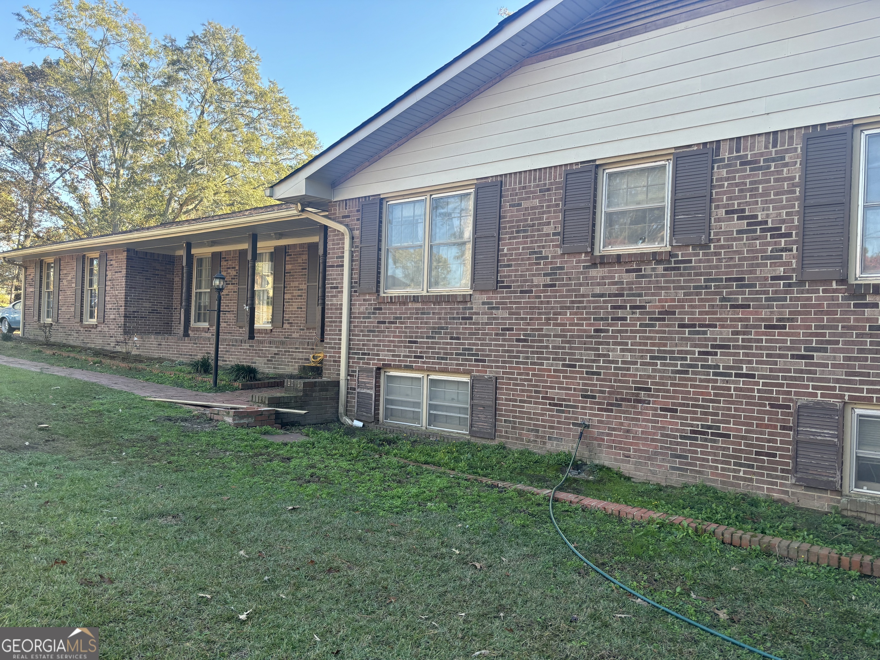 a view of a house with a backyard