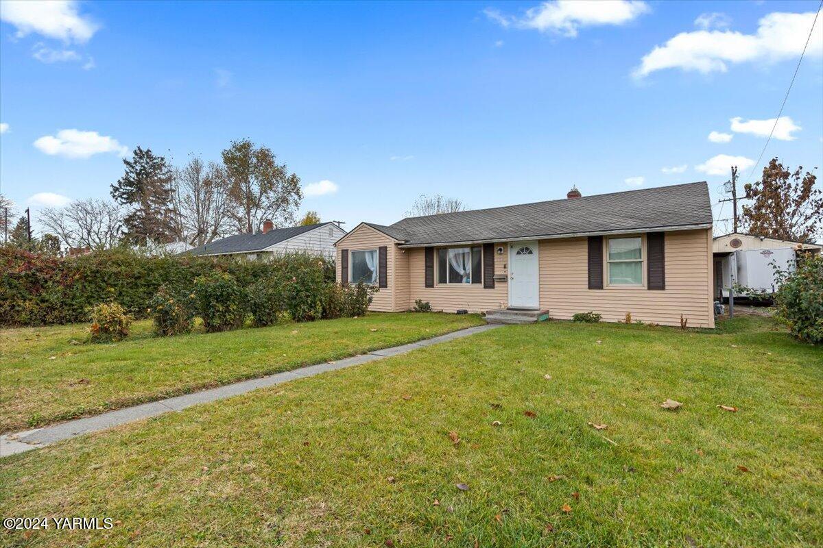 a view of a house with backyard and garden