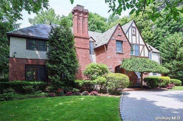 $3,280,000 | 1 Chestnut Drive | Great Neck Estates Village