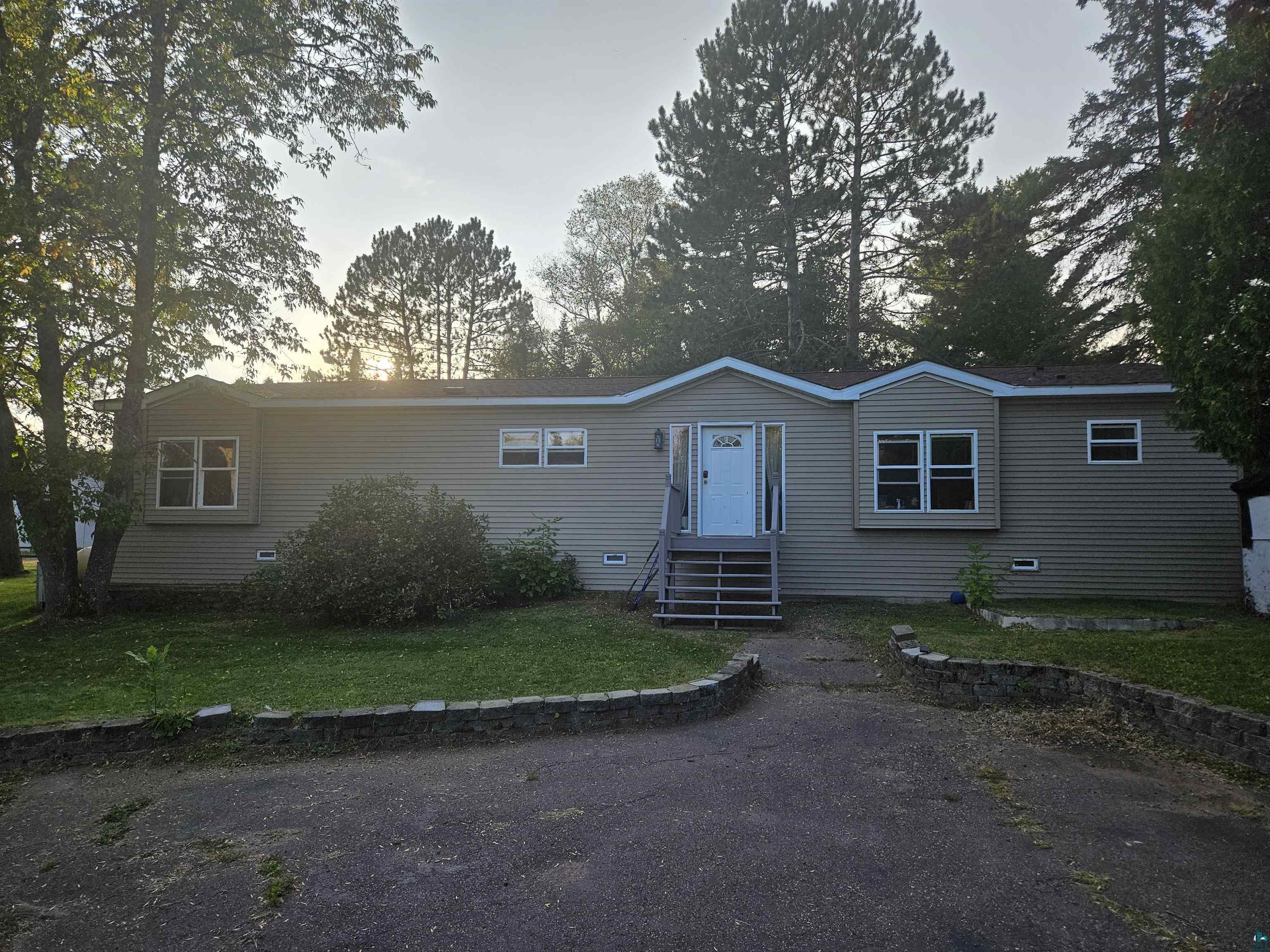 Manufactured / mobile home featuring a yard