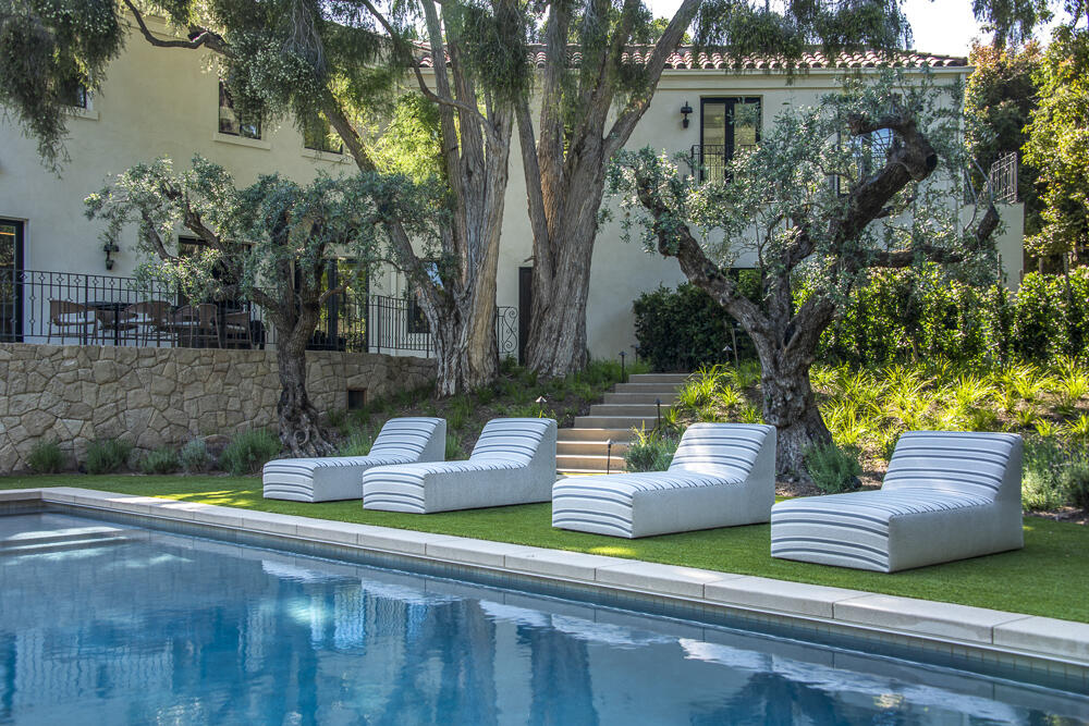 a view of a bench in the backyard of a house