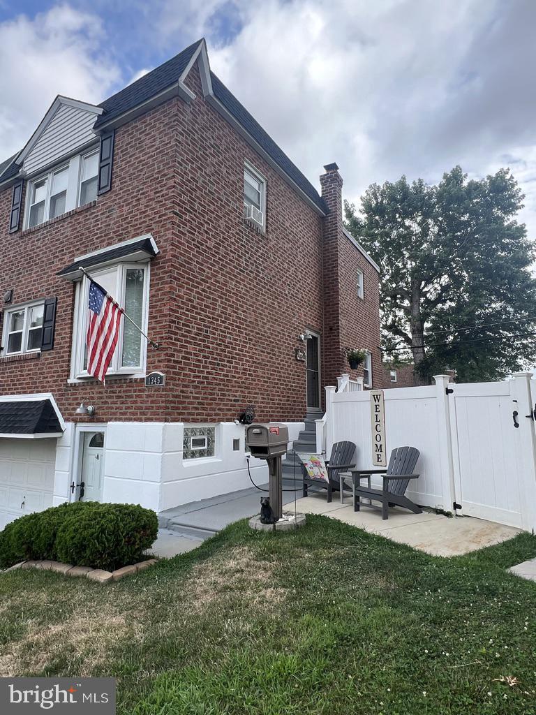 a view of a house with backyard