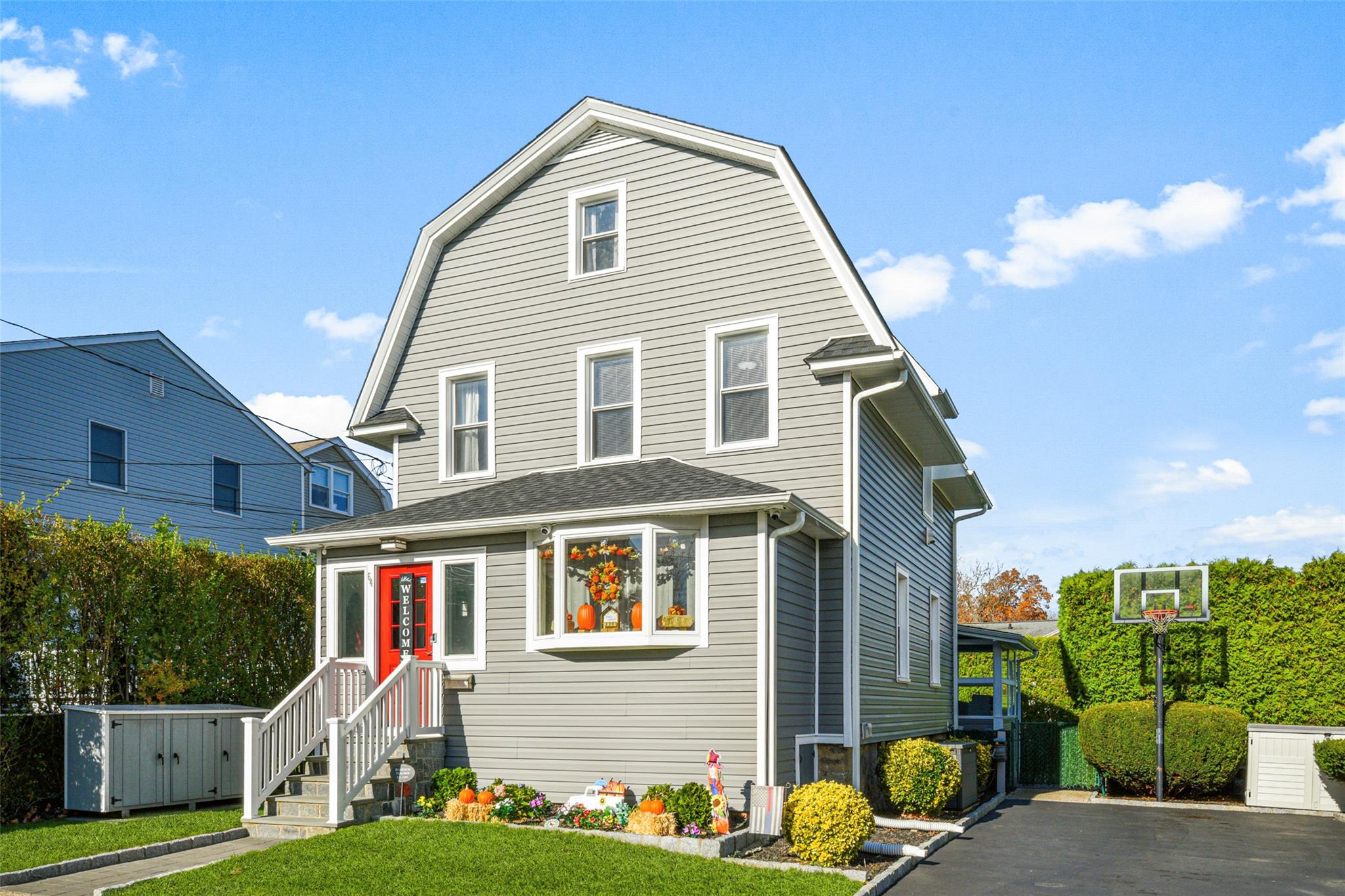 View of front property featuring a front yard