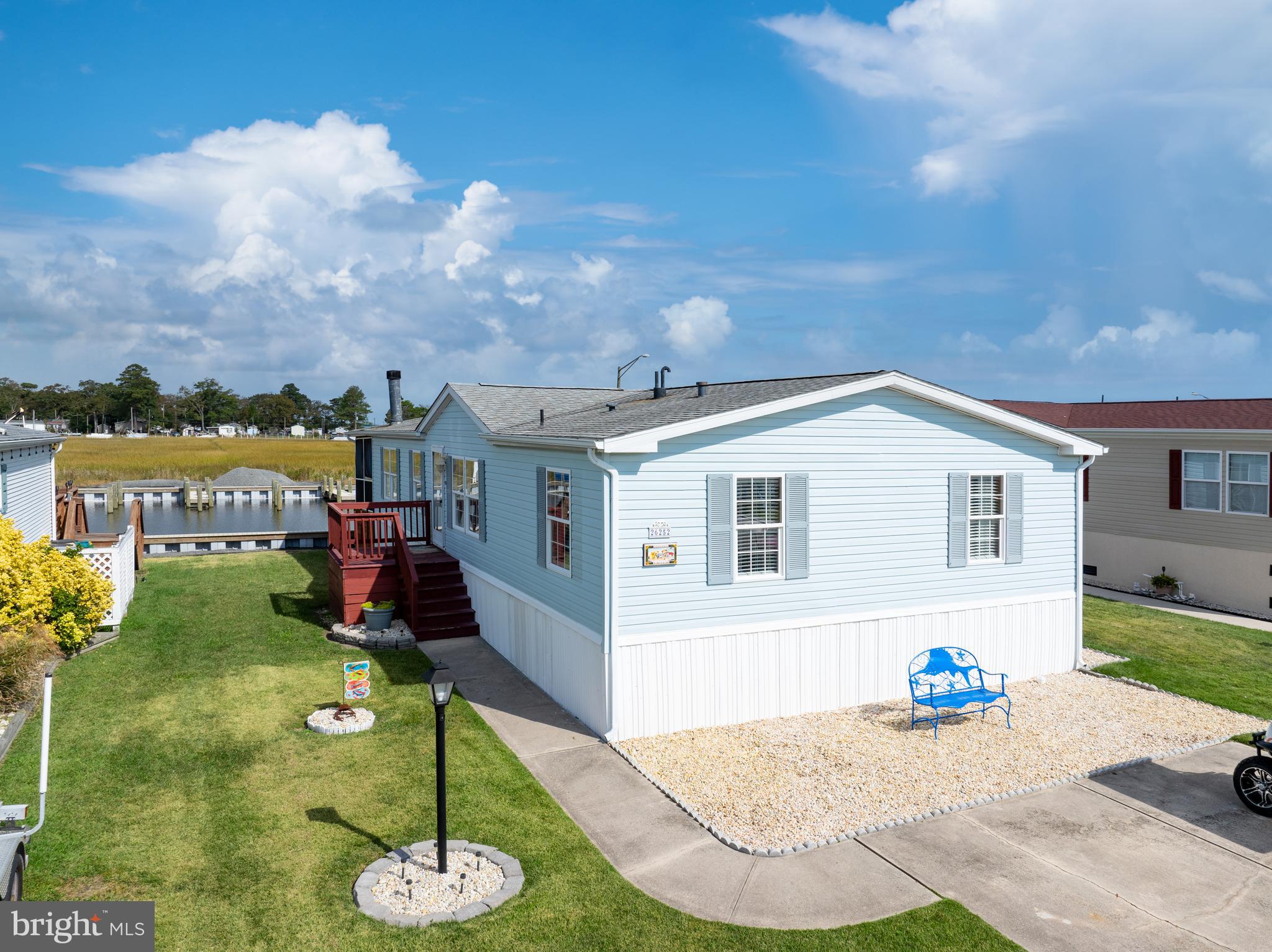 a view of a house with backyard