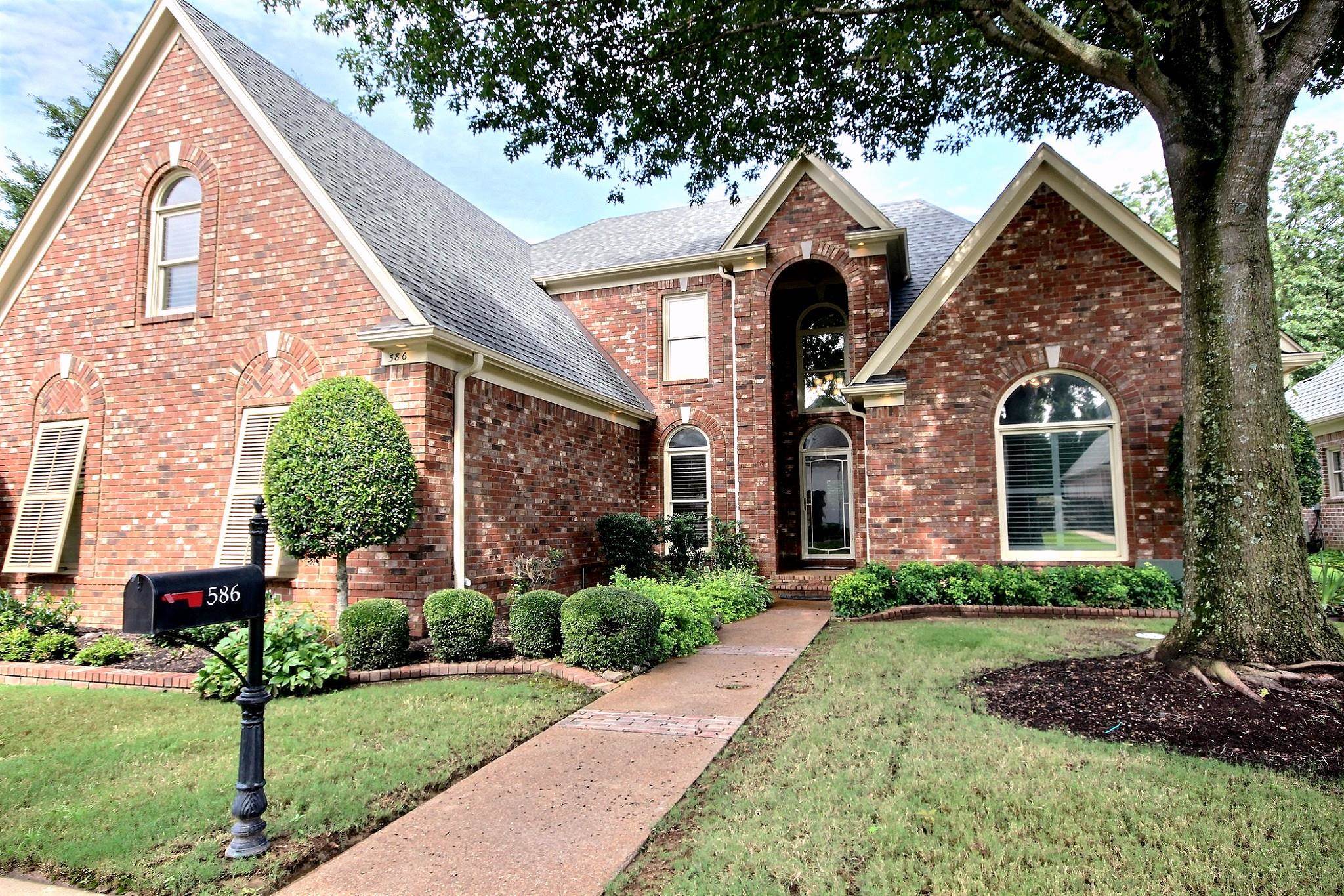 View of front of home featuring a front yard